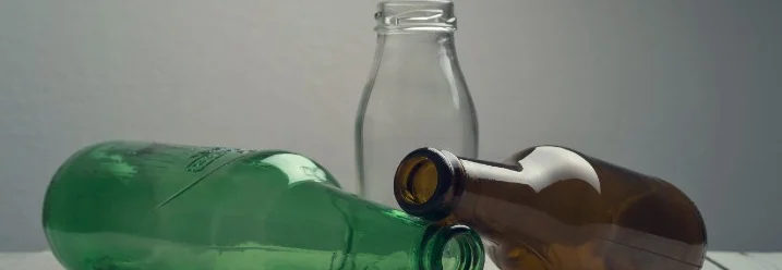 Drei leere Glasflaschen